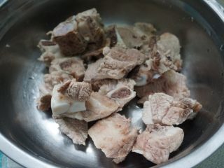 1、新锅入伙之萝卜排骨汤,排骨焯水备用。