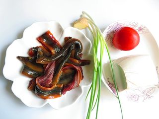 1、私家番茄豆腐鳝鱼汤,先准备好所需食材，鳝鱼先处理好
