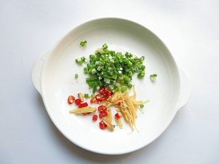 2、私家番茄豆腐鳝鱼汤,葱姜辣椒切碎处理好