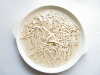 3、私家番茄豆腐鳝鱼汤,豆腐先切成片然后切成细丝，粗一点也可以，原谅我的刀功不好切这么粗