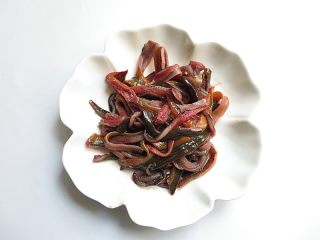 5、私家番茄豆腐鳝鱼汤,鳝鱼切成丝备用