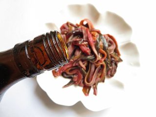 6、私家番茄豆腐鳝鱼汤,将鳝鱼丝加几滴料酒腌渍下去腥味