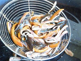 7、私家番茄豆腐鳝鱼汤,锅内烧开水，将鳝鱼丝在开水锅里焯一下即可捞出