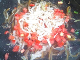 8、私家番茄豆腐鳝鱼汤,锅内下入少许油将姜、辣椒炸出香味，倒入适量的水，放入豆腐、番茄、鳝鱼煮开