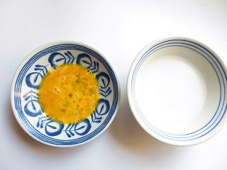 9、私家番茄豆腐鳝鱼汤,在煮的过程里我们先来准备好鸡蛋液和将淀粉水勾兑好