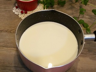 3、巧克力牛奶+奶盖,牛奶煮开