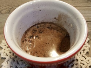 4、巧克力牛奶+奶盖,倒入可可粉搅拌均匀