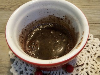 5、巧克力牛奶+奶盖,再倒一些搅拌均匀
