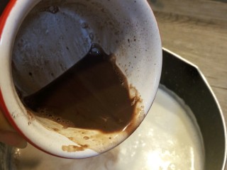 6、巧克力牛奶+奶盖,将搅拌好的可可粉一起倒入牛奶中，将巧克力也加入牛奶融化。（嫌麻烦的可以将糖，牛奶，可可粉，巧克力一锅煮煮，我下次就这么操作，因为懒！）