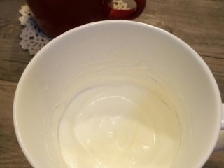 8、巧克力牛奶+奶盖,奶盖就是材料一起入宽口杯，打蛋器安装一个打蛋头进行打发，3分钟左右就好了，自己观察状态吧