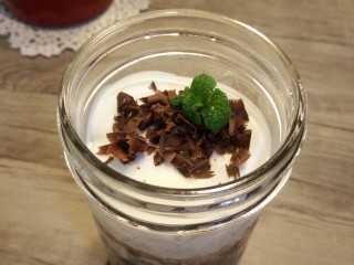 9、巧克力牛奶+奶盖,用勺子取奶盖入巧克力牛奶中