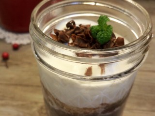 10、巧克力牛奶+奶盖,装饰些巧克力碎，加片薄荷叶