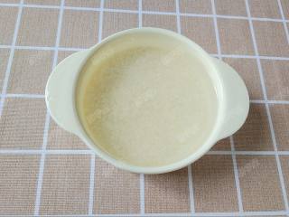 6、茯苓香蕉粥,粥米洗净后浸泡两个小时