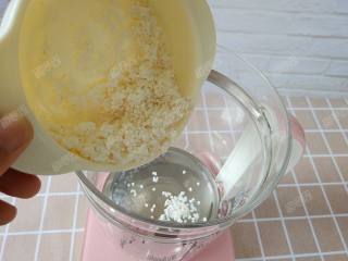 7、茯苓香蕉粥,将粥米倒入养生壶中