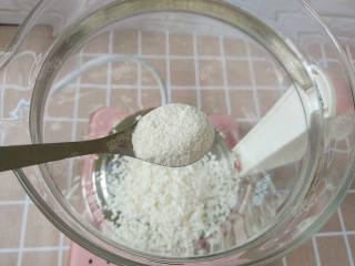 8、茯苓香蕉粥,加入10g白茯苓粉