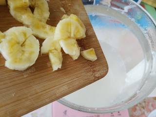 12、茯苓香蕉粥,香蕉片倒入养生壶中