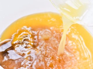 2、黑芝麻麦芽糖,另起一口大锅，麦芽糖倒入锅内，麦芽糖比较粘，可以倒入热水融化，再倒入锅内。