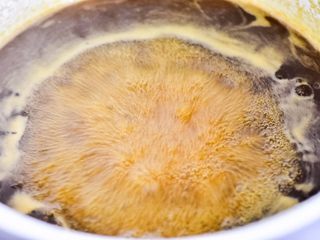 3、黑芝麻麦芽糖,麦芽糖加热，一定要小火，不停搅拌。