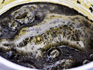 6、黑芝麻麦芽糖,出现图中的大气泡时，继续搅拌煮1-2分钟。