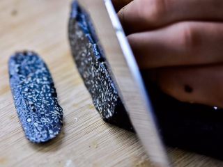 8、黑芝麻麦芽糖,放凉，切片。需要一把锋利的刀，会比较容易切开。