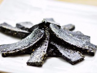 11、黑芝麻麦芽糖,做好的黑芝麻麦芽糖，口感比较柔软，天气热时需要放冰箱存放。