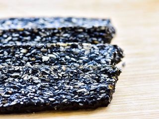 9、黑芝麻麦芽糖,切好就可以直接吃了。