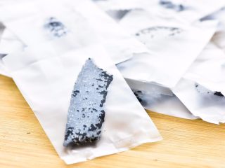 10、黑芝麻麦芽糖,也可以用糖果纸包起来，我是用小袋子一个一个的装，方便吃。没有糖纸和袋子的，可以直接拿保鲜膜包，也很省事的。