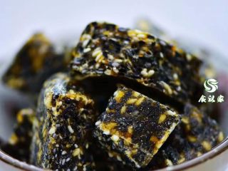 12、黑芝麻麦芽糖,不喜欢软口感或者不愿意放冰箱存放的，可以在煮糖的时候，放一点点冰糖，这样做出来的黑芝麻麦芽糖的口感是属于偏硬的，并且常温下存放就可以