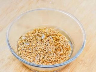 1、左三圈，右三圈——麦芽糖制作大图解,小麦150克，浸泡一夜。