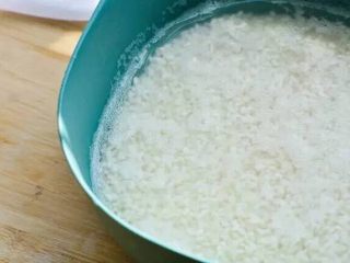 6、左三圈，右三圈——麦芽糖制作大图解,糯米事先浸泡一夜。