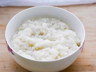 7、左三圈，右三圈——麦芽糖制作大图解,糯米加水煮熟。放置温度60度左右。用手去碰，温热不烫手。