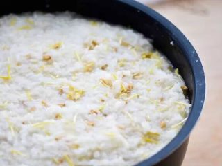 8、左三圈，右三圈——麦芽糖制作大图解,麦芽切碎和糯米搅拌匀。