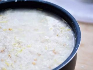 9、左三圈，右三圈——麦芽糖制作大图解,加水没过糯米。电饭锅选择保温，保温6-8小时。发酵。