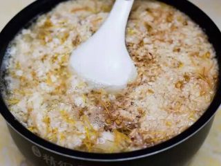 10、左三圈，右三圈——麦芽糖制作大图解,8小时后的糯米麦芽，渗出很多水，这个时候就是麦芽糖的前期了。已经能闻到淡淡的香味，尝一口有很淡很淡的甜味。