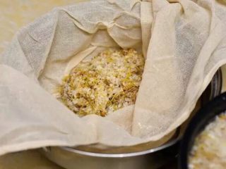 11、左三圈，右三圈——麦芽糖制作大图解,把水过滤出来，我用了纱布袋，直接倒下去，就可以。