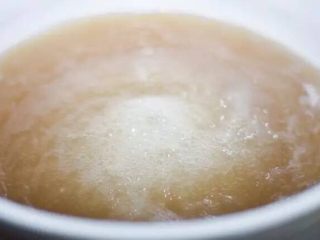 13、左三圈，右三圈——麦芽糖制作大图解,开始大火，当水慢慢变稠时，换小火，不停搅拌。