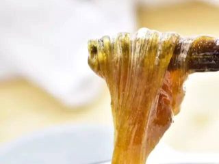 15、左三圈，右三圈——麦芽糖制作大图解,麦芽糖不仅可以直接食用，也可以做为糖类和其他东西一起制作各种小食糕点。譬如和芝麻一起做成芝麻糖，和山楂一起做成糖葫芦等等。实在是居家旅行的必备糖点。