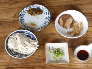 1、ラーメン,日料店必点的地狱拉面,准备好所有的材料,每到材料具体的制作方法会在各步骤中说明。(图中为一人份的量)