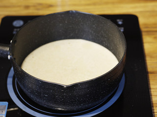 2、ラーメン,日料店必点的地狱拉面,将提前准备好的猪骨汤,舀一大勺倒入锅中加热,一碗的量约350ml左右就可以了。 猪骨汤顾名思义以猪骨为主,加入姜片、葱段、料酒煮3-4小时,后捞出猪骨,汤中加一勺味增,适量味啉、盐、白胡椒粉、鸡精调味即可。