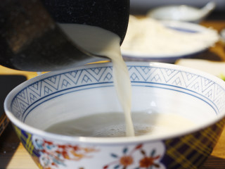 4、ラーメン,日料店必点的地狱拉面,将加热好的猪骨汤倒入拉面碗中,为了方便建议提前将碗放在锅子旁边准备好~
