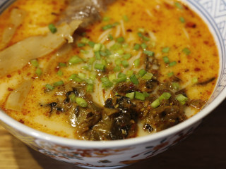 9、ラーメン,日料店必点的地狱拉面,小香葱切段,撒入面汤中。