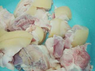 1、万能电饭锅卤猪脚,猪脚温水洗净，焯水，再洗一遍