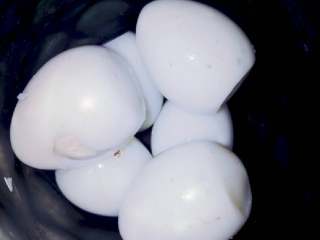 3、万能电饭锅卤猪脚,鹌鹑蛋煮好，剥壳备用