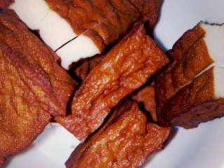 4、万能电饭锅卤猪脚,香干一块切成两半，再切几刀，这样容易入味