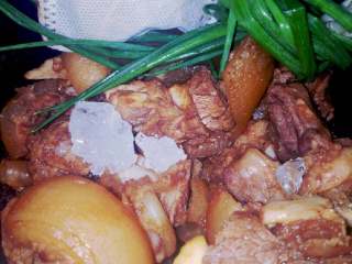 5、万能电饭锅卤猪脚,焯洗好的猪脚放入适当的生抽和老抽，拌均匀，腌制十五分钟