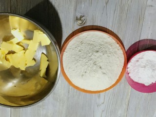 1、万圣节“捣鬼”糖霜饼干,准备好所需要的食材。