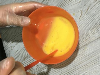 3、万圣节“捣鬼”糖霜饼干,鸡蛋,打撒分次加入黄油里。