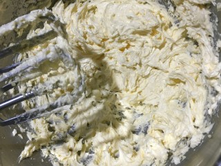 5、万圣节“捣鬼”糖霜饼干,快速搅拌至浅黄色即可。