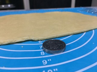 7、万圣节“捣鬼”糖霜饼干,擀面杖,擀压至一个饼状。厚度为两个一元硬币即可。