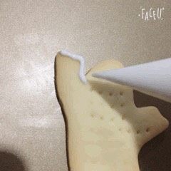 9、万圣节“捣鬼”糖霜饼干,饼干晾凉后,硬质糖霜来沟边,先沟出轮廓出来。